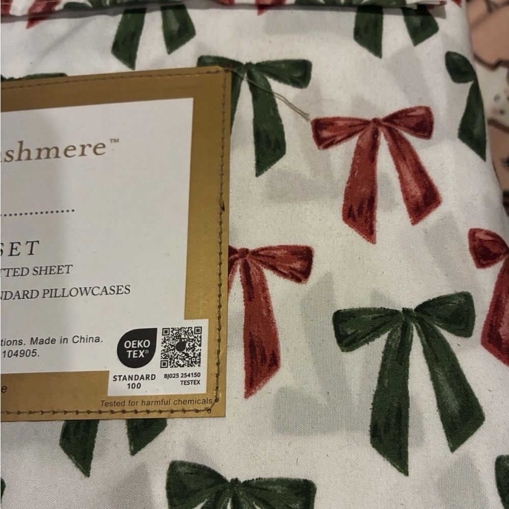 Cupcakes and Cashmere Red and Green Coquette‎ Bows FULL Sheet Set Holiday NEW - Picture 3 of 4
